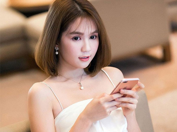 Ngọc Trinh bất ngờ đăng trạng thái ngắn 'The End', dân tình đồng loạt khẳng định cô đã chia tay bạn trai sau 2 năm hẹn hò