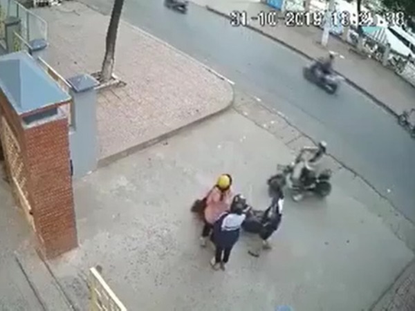 Clip: Nam thanh niên lao vào sàm sỡ nữ sinh đi xe đạp điện gây phẫn nộ