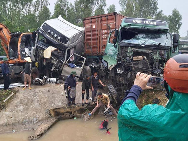 Tai nạn liên hoàn, 2 xe đầu kéo và máy xúc biến dạng, dính chặt vào nhau