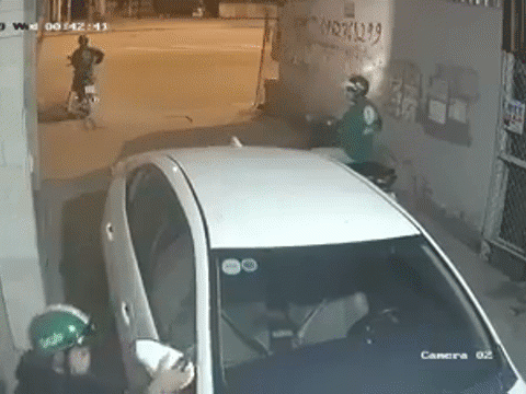 Video: 3 thanh niên 'dàn trận', bẻ gương ô tô trong nháy mắt