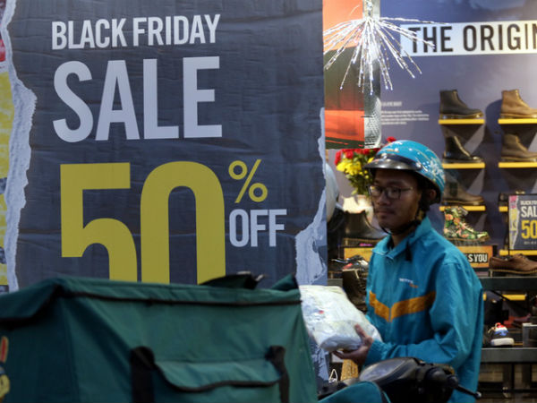 Người Hà Nội chen nhau mua hàng giảm giá dù ngày Black Friday chưa đến
