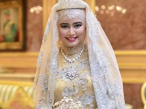 Đời tư kín tiếng của con gái Quốc vương Brunei - người sở hữu khối tài sản khổng lồ cùng tòa nhà dát vàng lóa mắt