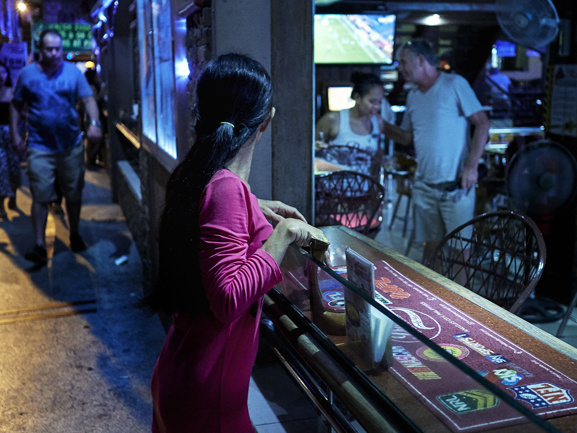 Báo Mỹ hé lộ cuộc sống tuyệt vọng của những 'cô gái dịch vụ' ở 'khu đèn đỏ' lớn nhất Philippines