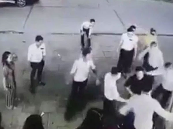 Mâu thuẫn chi trả tiền hát, nhân viên quán vây đánh khách túi bụi