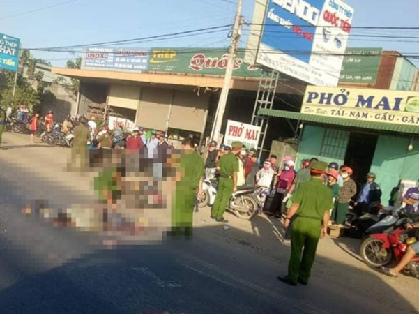 Tai nạn thương tâm: Xe tải lật đổ vào nhà dân, mẹ và con trai chết thảm