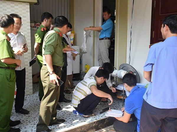 Chồng chết trong tư thế treo cổ, người vợ nằm gục chết ở giường, trên cổ có vết thương