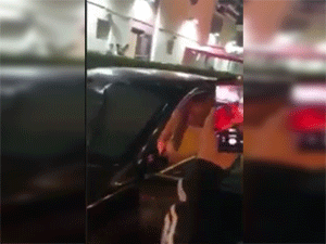 Tài xế Camry biển xanh của VFF có biểu hiện say xỉn, cố thủ trong xe, luôn miệng nói: 'Anh có làm gì đâu'