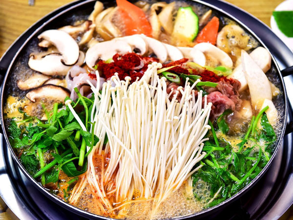 Người đàn ông bị sán dây bò lên não vì ăn lẩu