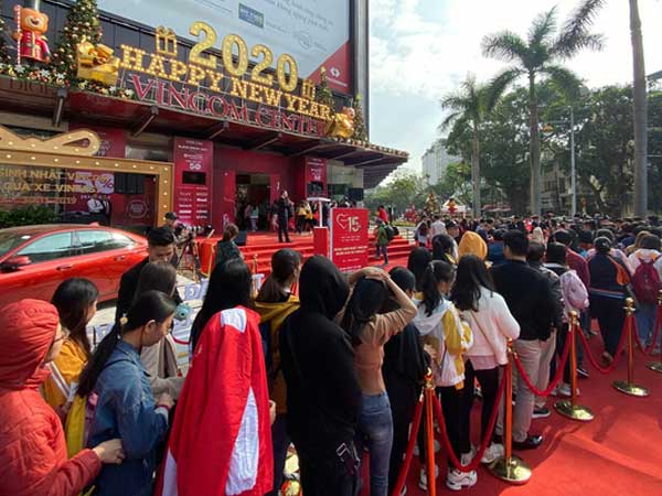 Khách Hà Nội rồng rắn xếp hàng chờ vận may trúng Vinfast Lux trong ngày Black Friday