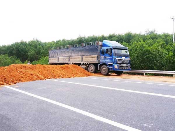 BOT Bắc Hải Vân tăng giá, tài xế mở 'đường máu' vào cao tốc nhằm né trạm