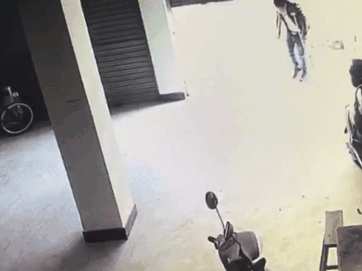 Nhớ nghề, người đàn ông chống nạng đi trộm điện thoại khi chân đang bị thương
