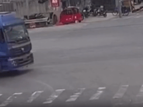 Video: Cụ bà 68 tuổi thoát chết khó tin sau khi bị cuốn vào gầm xe tải