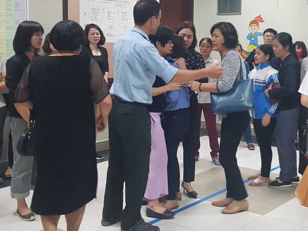 Gia đình bé trai gần 3 tuổi tử vong do kẹt đầu vào lỗ tròn khi chơi cầu trượt: Cứ để pháp luật xử lý