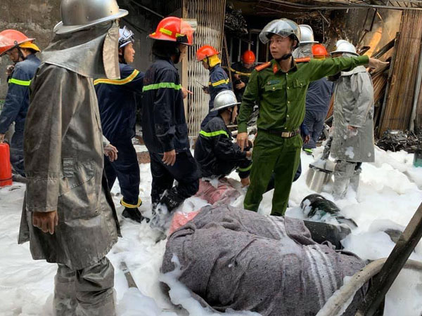 Bình gas rơi xuống đất phát nổ gây cháy lớn trên phố Bùi Ngọc Dương