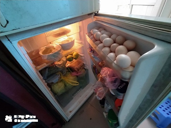 Đỏ khóe mắt với chiếc tủ lạnh nhét chặt cứng của sinh viên: Nhà có bao nhiêu đồ ngon gửi hết lên thành phố vì sợ con bị đói