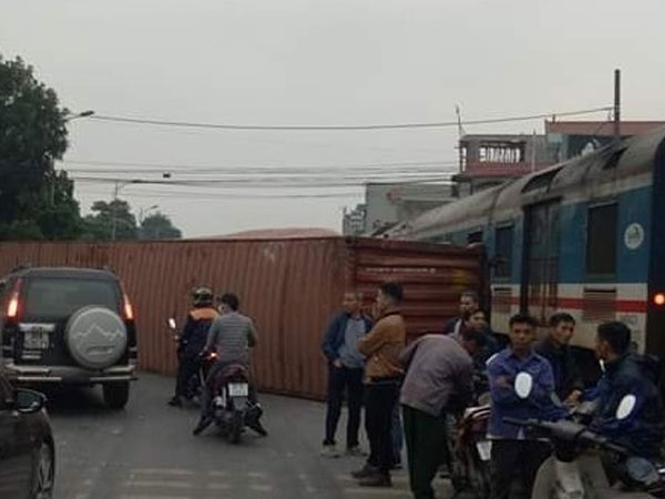 Cố băng qua đường ray, container bị tàu hỏa húc văng 10 mét