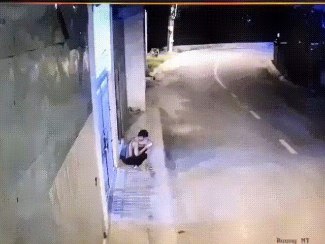 Clip: Màn cướp điện thoại nhanh như chớp khiến nạn nhân đứng hình