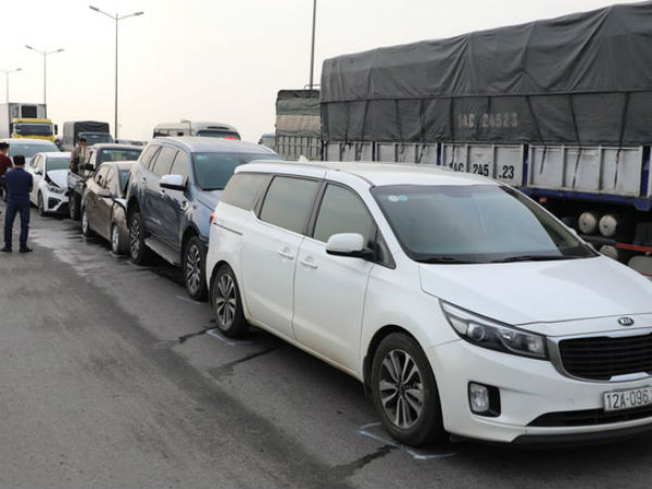 7 ô tô tông nhau liên hoàn trên cầu Thanh Trì, giao thông ùn tắc gần 10 km
