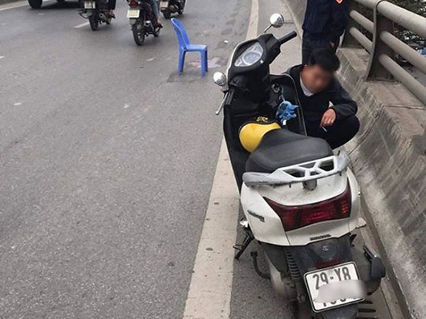Truy tìm thủ phạm điều khiển xe ô tô bán tải tông hai mẹ con đi xe máy, cháu bé tử vong