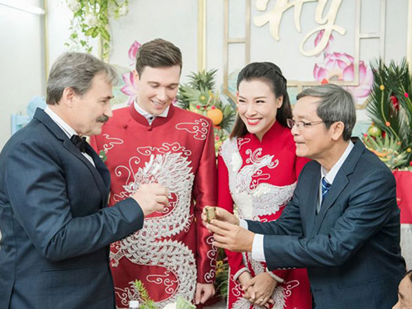 Sự cố hi hữu trước đám cưới của Á hậu Hoàng Oanh và chồng Tây