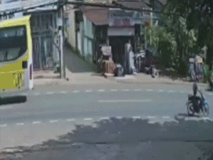 Video: 2 tên cướp táo tợn giật túi xách, kéo ngã cô gái xuống đường ở Đồng Nai