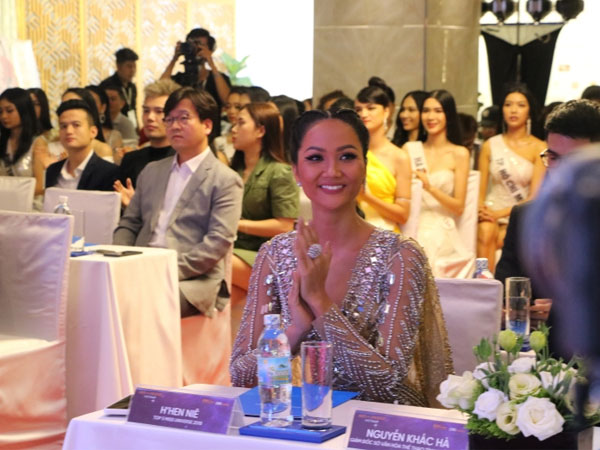 Hoa hậu Hoàn vũ Việt Nam: Choáng ngợp với vương miện 2.216 viên đá quý