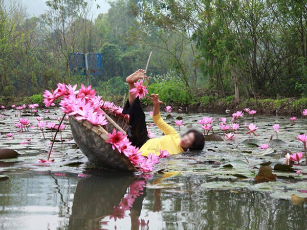 Khoảnh khắc người phụ nữ mặc áo dài té lộn cổ xuống đầm hoa súng không khác gì múa ba lê gây bão mạng vì trông vừa thương vừa...buồn cười