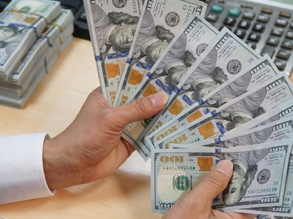 Giá vàng giảm, giá USD bất ngờ sụt mạnh