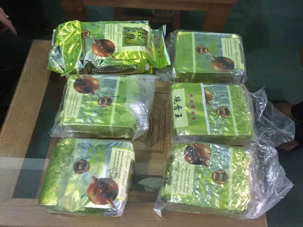 Tinh thể trắng giấu trong gói trà tiếp tục trôi dạt vào biển Quảng Trị
