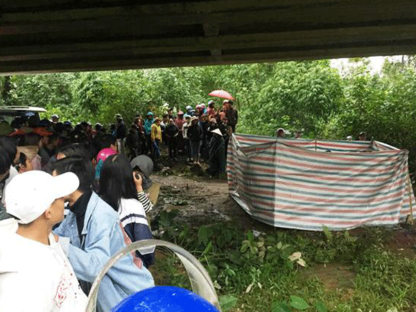 Hàng trăm người bật khóc bên thi thể nữ sinh lớp 11 để lại thư tuyệt mệnh rồi nhảy cầu tự tử