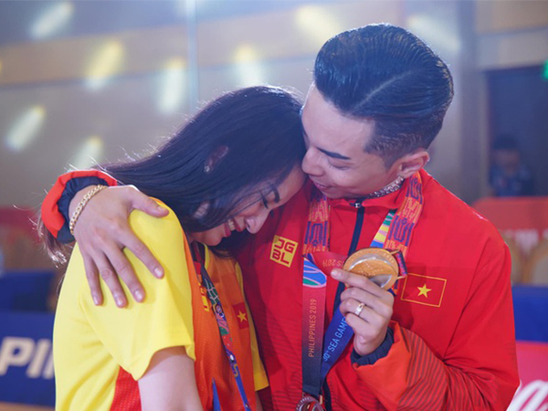 Khánh Thi ôm chầm lấy Phan Hiển khóc nức nở khi ông xã giành được HCV SEA Games sau 14 năm vắng bóng trên đấu trường quốc tế