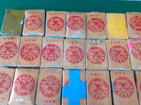 Phát hiện thêm 21 bánh nghi là ma túy trôi dạt vào bãi biển Thừa Thiên Huế