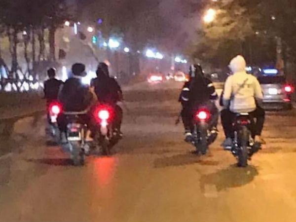 Hà Nội: Công an vào cuộc truy bắt nhóm thanh niên ngang nhiên vác dao, kiếm diễu hành trên phố, chặn cướp người đi đường