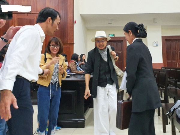 Ông chủ của Trung Nguyên chê vợ học vấn thấp, nên ở nhà chăm con cái chứ đừng đi tranh giành quyền điều hành công ty nữa