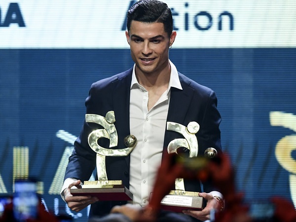 Không giành QBV, Ronaldo vẫn được siêu cò tâng bốc: 'Ronaldo là cầu thủ xuất sắc nhất lịch sử'