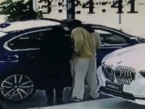 Video: Thanh niên cố tình cào xước BMW trong showroom để bắt bố mua