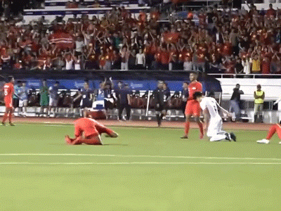 Video: Cầu thủ Singapore đấm liên tiếp xuống mặt sân sau trận thua U22 Việt Nam