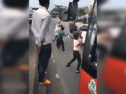 Video: Nhóm người dùng hung khí lao vào chém tài xế xe khách ngay giữa đường