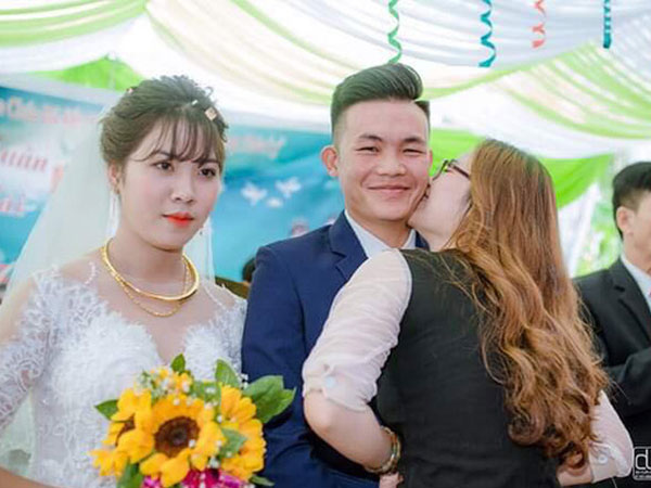Bức ảnh cưới gây 'bão' mạng xã hội: Cô gái vô tư hôn chú rể trong ngày cưới, cô dâu đứng cạnh mặt không cảm xúc