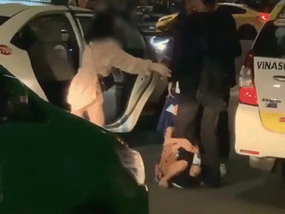 Xin tiền khách du lịch nhưng không được cho, 2 bé gái ăn xin ôm chân và đấm đá với thái độ bực tức