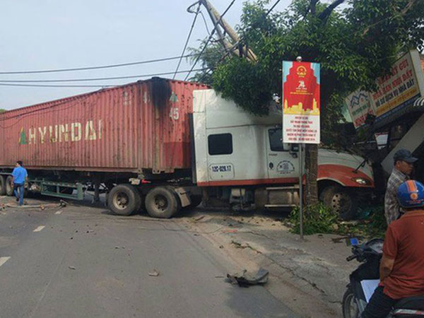 Xe container nổ lốp đâm đổ dải phân cách, lao vào đường ngược chiều, húc thẳng nhà dân