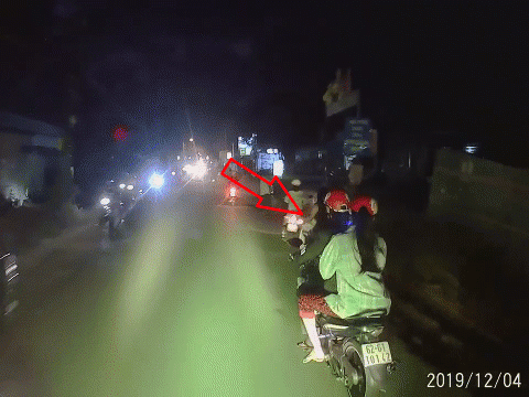 Video: 'Chân dài' ngồi Exciter táo tợn giật dây chuyền giữa phố Sài Gòn