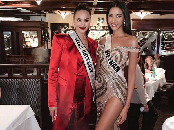 Hoàng Thùy đứng chung khung hình cùng đương kim Hoa hậu Hoàn vũ, khoe sắc vóc nuột nà bất phân thắng bại