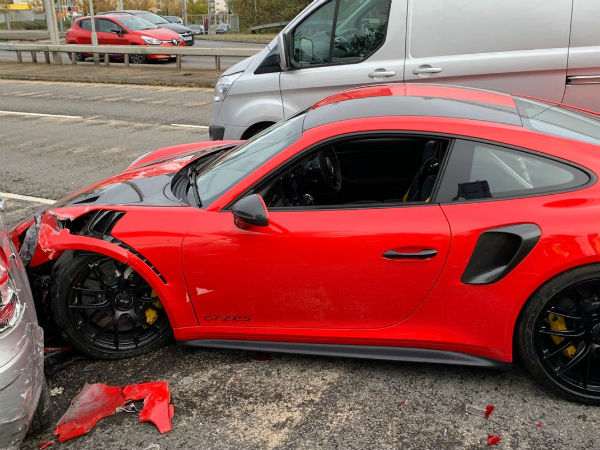 Xót xa siêu xe Porsche 911 GT2 RS hơn 20 tỷ đồng gặp tai nạn khi vừa rời showroom