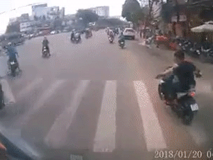Clip: Cởi phăng mũ bảo hiểm chặn đầu 'cà khịa' xe tải, xe máy nhận cái kết đầy đau thương