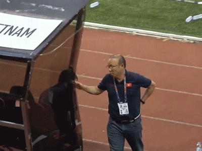 Video: Lộ giây phút HLV Park Hang-seo căng thẳng, không dám nhìn học trò đá penalty