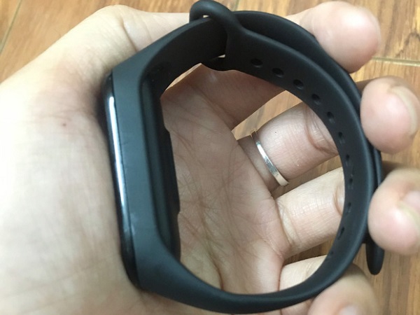 Mua vòng tay thông minh bảo hành 6 tháng vừa được 1 tháng đã liệt máy, nữ khách hàng sốc nặng khi shop đòi 'tìm lại vỏ hộp' mới cho bảo hành
