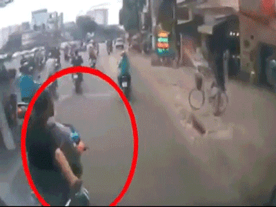 Video: Lột mũ 'cà khịa' tài xế xe tải, 2 thanh niên nhận kết đắng