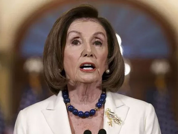 Chủ tịch Hạ viện Mỹ Pelosi tức giận, chỉ thẳng tay vào mặt phóng viên
