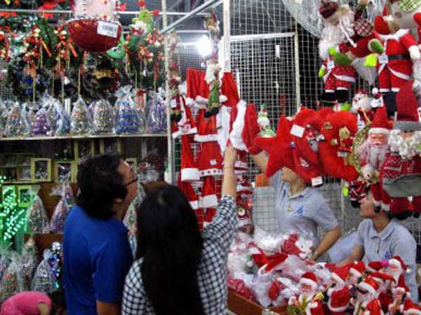 Nhộn nhịp thị trường đồ Giáng sinh